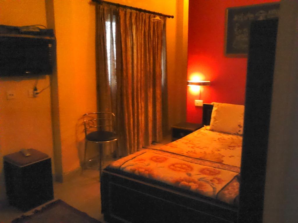 Leela Pensión Varanasi Habitación foto