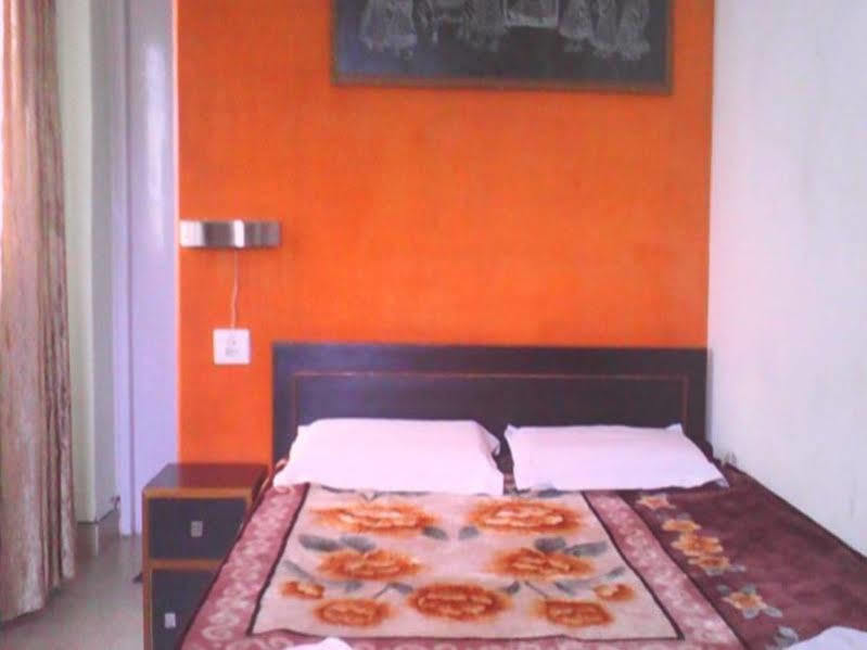 Leela Pensión Varanasi Exterior foto