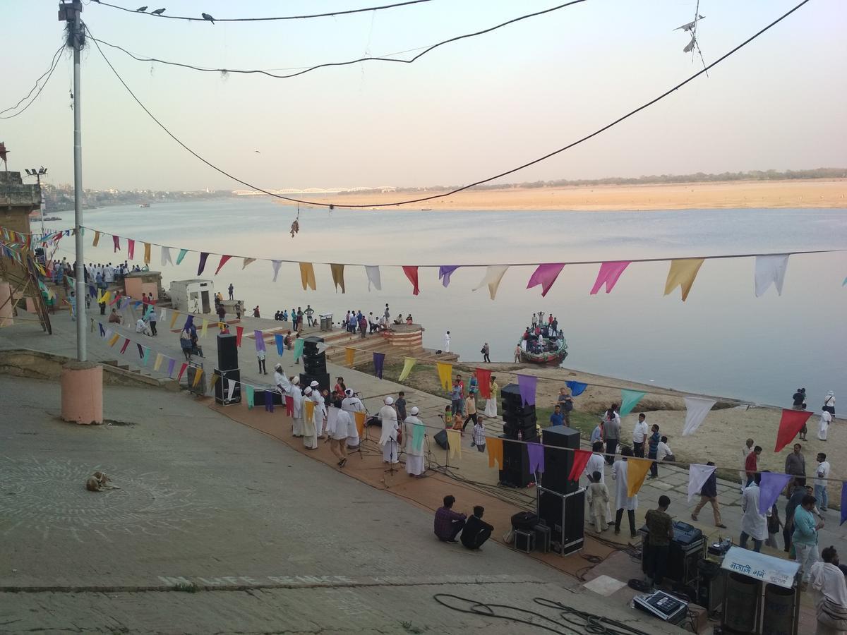Leela Pensión Varanasi Exterior foto