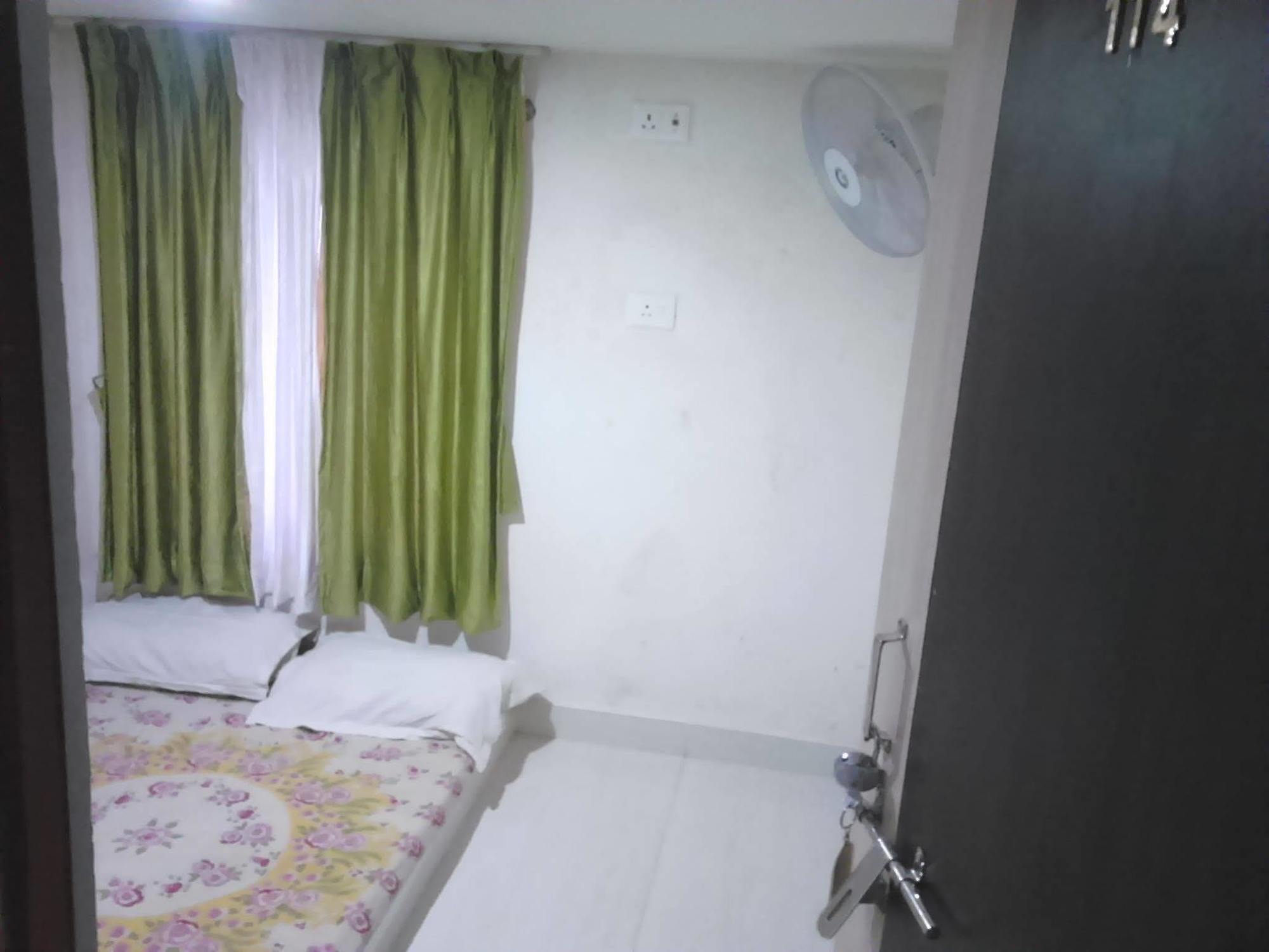 Leela Pensión Varanasi Exterior foto