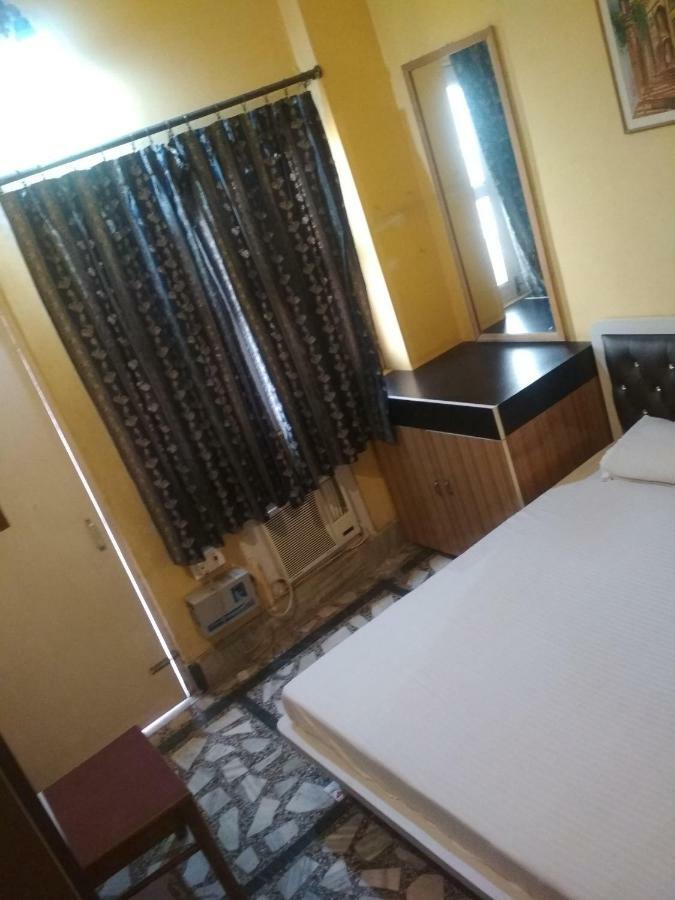 Leela Pensión Varanasi Exterior foto