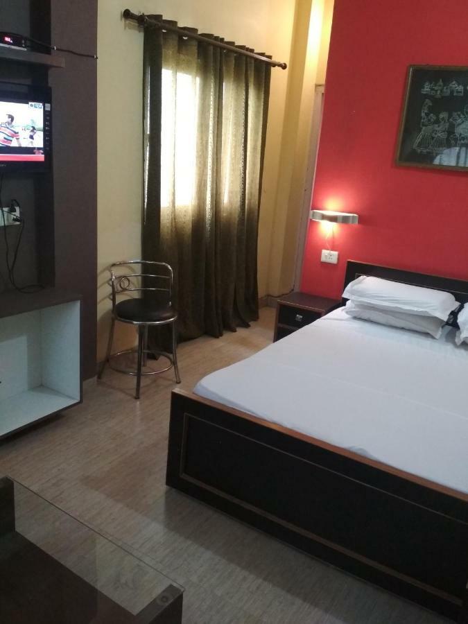 Leela Pensión Varanasi Exterior foto