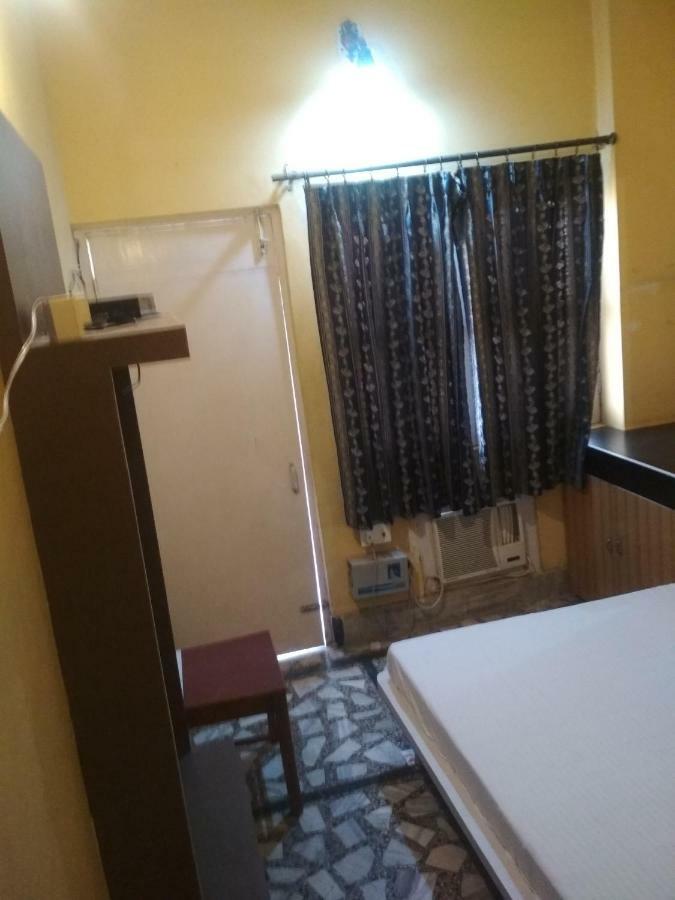 Leela Pensión Varanasi Exterior foto